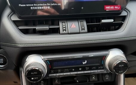 Toyota RAV4, 2025 год, 4 090 000 рублей, 13 фотография