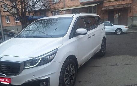 KIA Carnival III, 2017 год, 2 250 000 рублей, 2 фотография