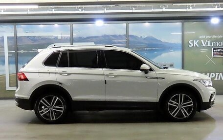 Volkswagen Tiguan II, 2022 год, 3 440 000 рублей, 2 фотография