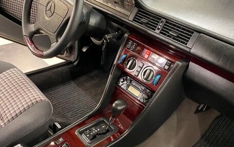 Mercedes-Benz E-Класс, 1994 год, 2 550 000 рублей, 13 фотография