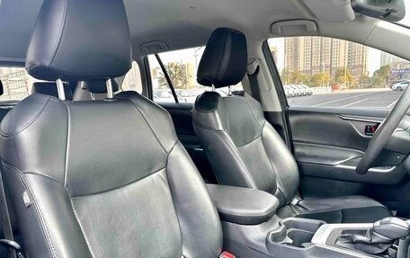 Toyota RAV4, 2023 год, 13 фотография