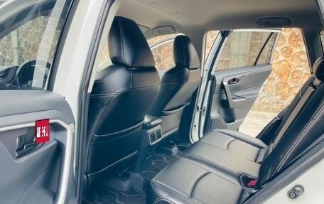 Toyota RAV4, 2023 год, 2 800 000 рублей, 13 фотография