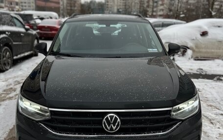 Volkswagen Tiguan II, 2021 год, 2 430 000 рублей, 2 фотография