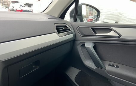 Volkswagen Tiguan II, 2021 год, 2 430 000 рублей, 27 фотография