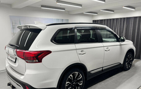 Mitsubishi Outlander III рестайлинг 3, 2021 год, 2 497 000 рублей, 4 фотография