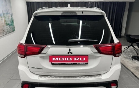 Mitsubishi Outlander III рестайлинг 3, 2021 год, 2 497 000 рублей, 5 фотография