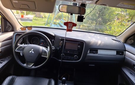 Mitsubishi Outlander III рестайлинг 3, 2014 год, 1 400 000 рублей, 2 фотография