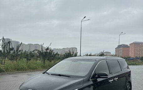 KIA Carnival III, 2018 год, 2 700 000 рублей, 2 фотография