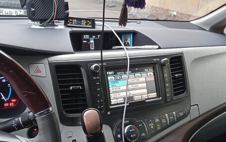 Toyota Sienna III, 2011 год, 1 750 000 рублей, 7 фотография