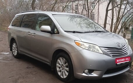 Toyota Sienna III, 2011 год, 1 750 000 рублей, 2 фотография