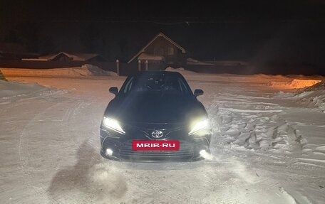 Toyota Camry, 2021 год, 3 700 000 рублей, 2 фотография