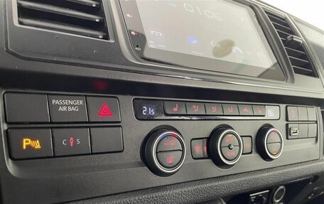 Volkswagen Caravelle T6 рестайлинг, 2016 год, 3 200 000 рублей, 16 фотография