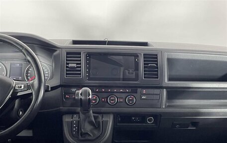 Volkswagen Caravelle T6 рестайлинг, 2016 год, 3 200 000 рублей, 13 фотография