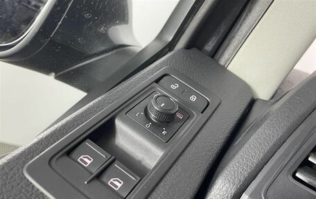 Volkswagen Caravelle T6 рестайлинг, 2016 год, 3 200 000 рублей, 17 фотография