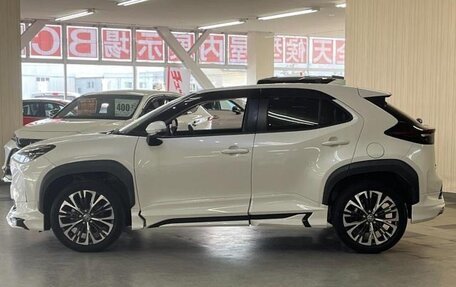 Toyota Yaris Cross, 2022 год, 1 640 000 рублей, 3 фотография