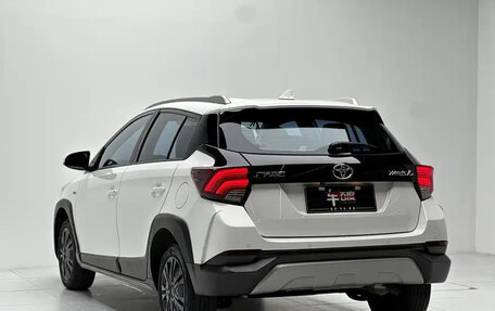 Toyota Yaris XP150 рестайлинг, 2022 год, 1 000 000 рублей, 6 фотография