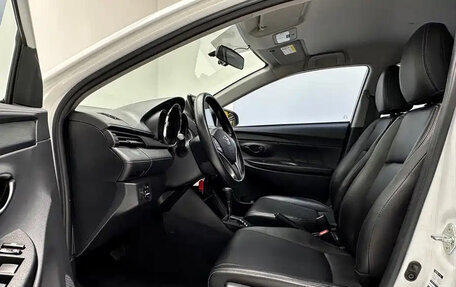 Toyota Yaris XP150 рестайлинг, 2022 год, 1 000 000 рублей, 10 фотография