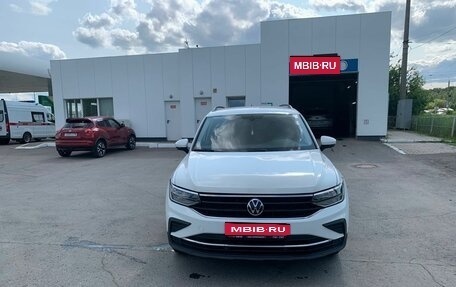Volkswagen Tiguan II, 2021 год, 2 449 000 рублей, 1 фотография