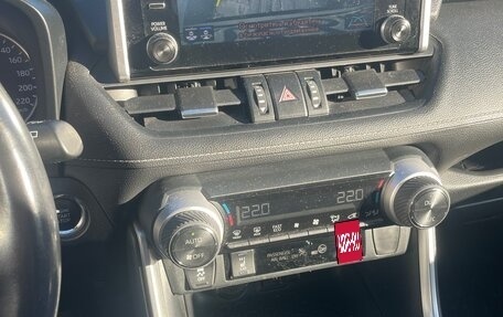 Toyota RAV4, 2020 год, 3 800 000 рублей, 6 фотография