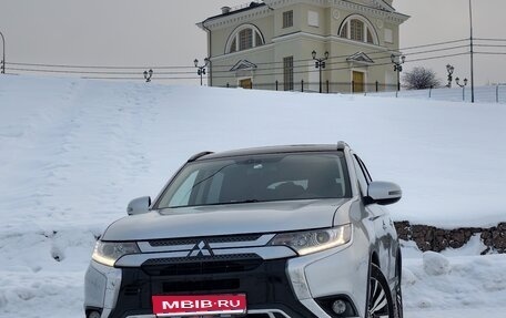 Mitsubishi Outlander III рестайлинг 3, 2019 год, 1 799 999 рублей, 1 фотография