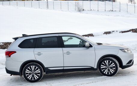 Mitsubishi Outlander III рестайлинг 3, 2019 год, 1 799 999 рублей, 8 фотография