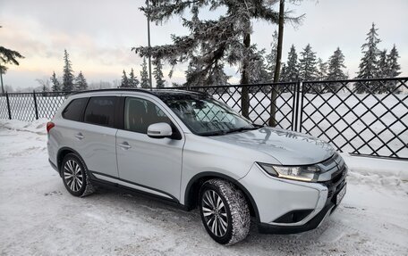 Mitsubishi Outlander III рестайлинг 3, 2019 год, 1 799 999 рублей, 7 фотография