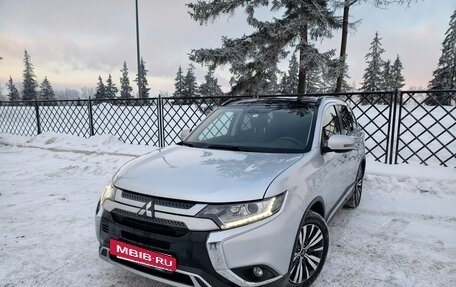 Mitsubishi Outlander III рестайлинг 3, 2019 год, 1 799 999 рублей, 12 фотография