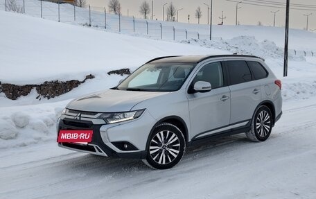 Mitsubishi Outlander III рестайлинг 3, 2019 год, 1 799 999 рублей, 3 фотография