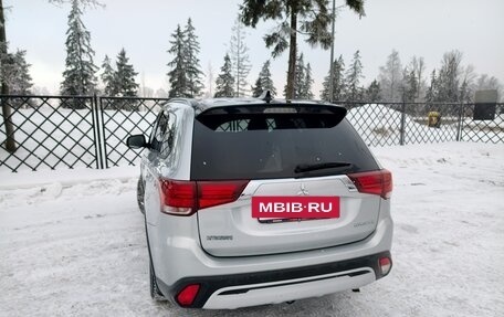 Mitsubishi Outlander III рестайлинг 3, 2019 год, 1 799 999 рублей, 5 фотография