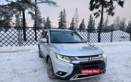 Mitsubishi Outlander III рестайлинг 3, 2019 год, 1 799 999 рублей, 14 фотография