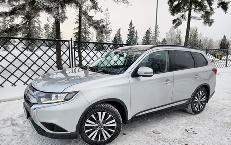 Mitsubishi Outlander III рестайлинг 3, 2019 год, 1 799 999 рублей, 17 фотография