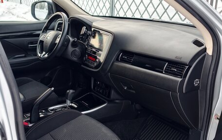 Mitsubishi Outlander III рестайлинг 3, 2019 год, 1 799 999 рублей, 28 фотография