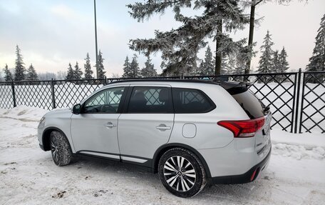 Mitsubishi Outlander III рестайлинг 3, 2019 год, 1 799 999 рублей, 18 фотография