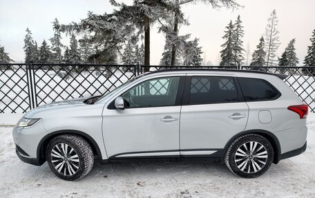 Mitsubishi Outlander III рестайлинг 3, 2019 год, 1 799 999 рублей, 16 фотография