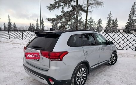 Mitsubishi Outlander III рестайлинг 3, 2019 год, 1 799 999 рублей, 15 фотография