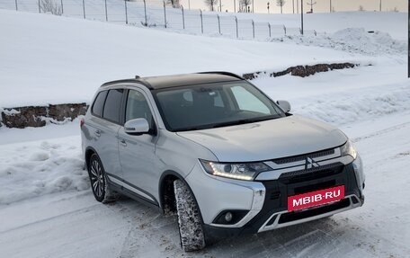Mitsubishi Outlander III рестайлинг 3, 2019 год, 1 799 999 рублей, 19 фотография