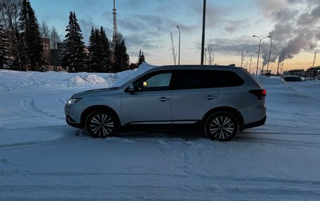 Mitsubishi Outlander III рестайлинг 3, 2018 год, 2 650 000 рублей, 2 фотография