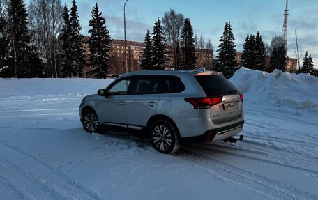 Mitsubishi Outlander III рестайлинг 3, 2018 год, 2 650 000 рублей, 3 фотография