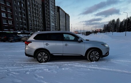 Mitsubishi Outlander III рестайлинг 3, 2018 год, 2 650 000 рублей, 6 фотография