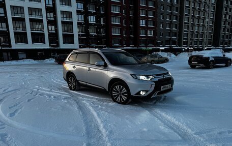 Mitsubishi Outlander III рестайлинг 3, 2018 год, 2 650 000 рублей, 7 фотография