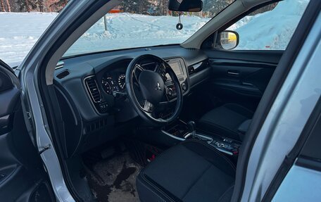 Mitsubishi Outlander III рестайлинг 3, 2018 год, 2 650 000 рублей, 9 фотография