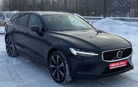 Volvo V60 Cross Country II, 2019 год, 3 600 000 рублей, 1 фотография