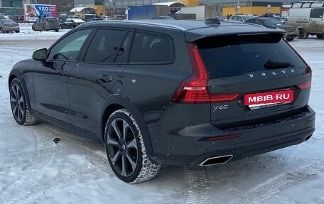 Volvo V60 Cross Country II, 2019 год, 3 600 000 рублей, 5 фотография