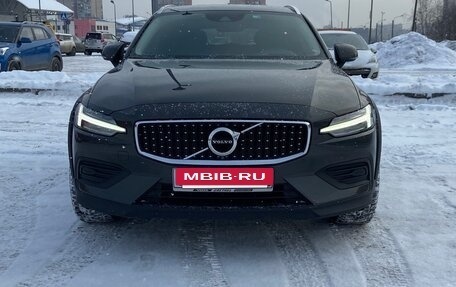 Volvo V60 Cross Country II, 2019 год, 3 600 000 рублей, 3 фотография