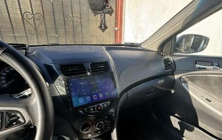 Hyundai Solaris II рестайлинг, 2011 год, 628 000 рублей, 2 фотография