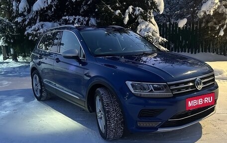 Volkswagen Tiguan II, 2018 год, 2 449 000 рублей, 2 фотография