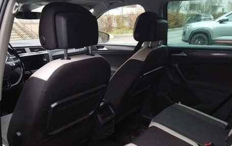 Volkswagen Tiguan II, 2020 год, 2 720 000 рублей, 2 фотография