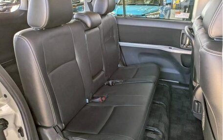 Toyota ISis I, 2016 год, 1 198 000 рублей, 25 фотография