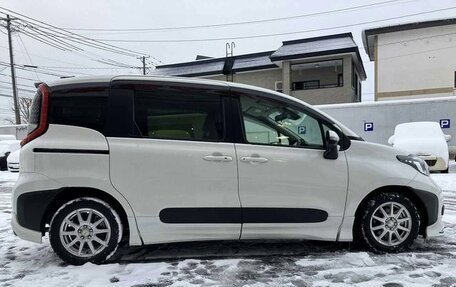 Toyota Sienta, 2023 год, 1 586 000 рублей, 6 фотография