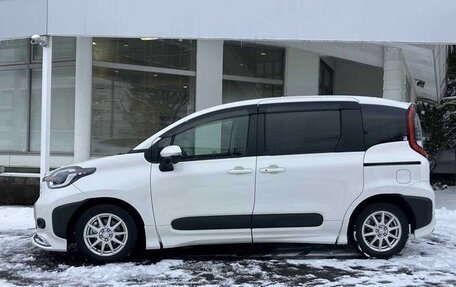 Toyota Sienta, 2023 год, 1 586 000 рублей, 10 фотография